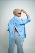 Camisa azul con apertura trasera - Imagen 2