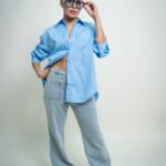 Camisa azul con apertura trasera