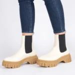Chelsea boot de cuerina beige