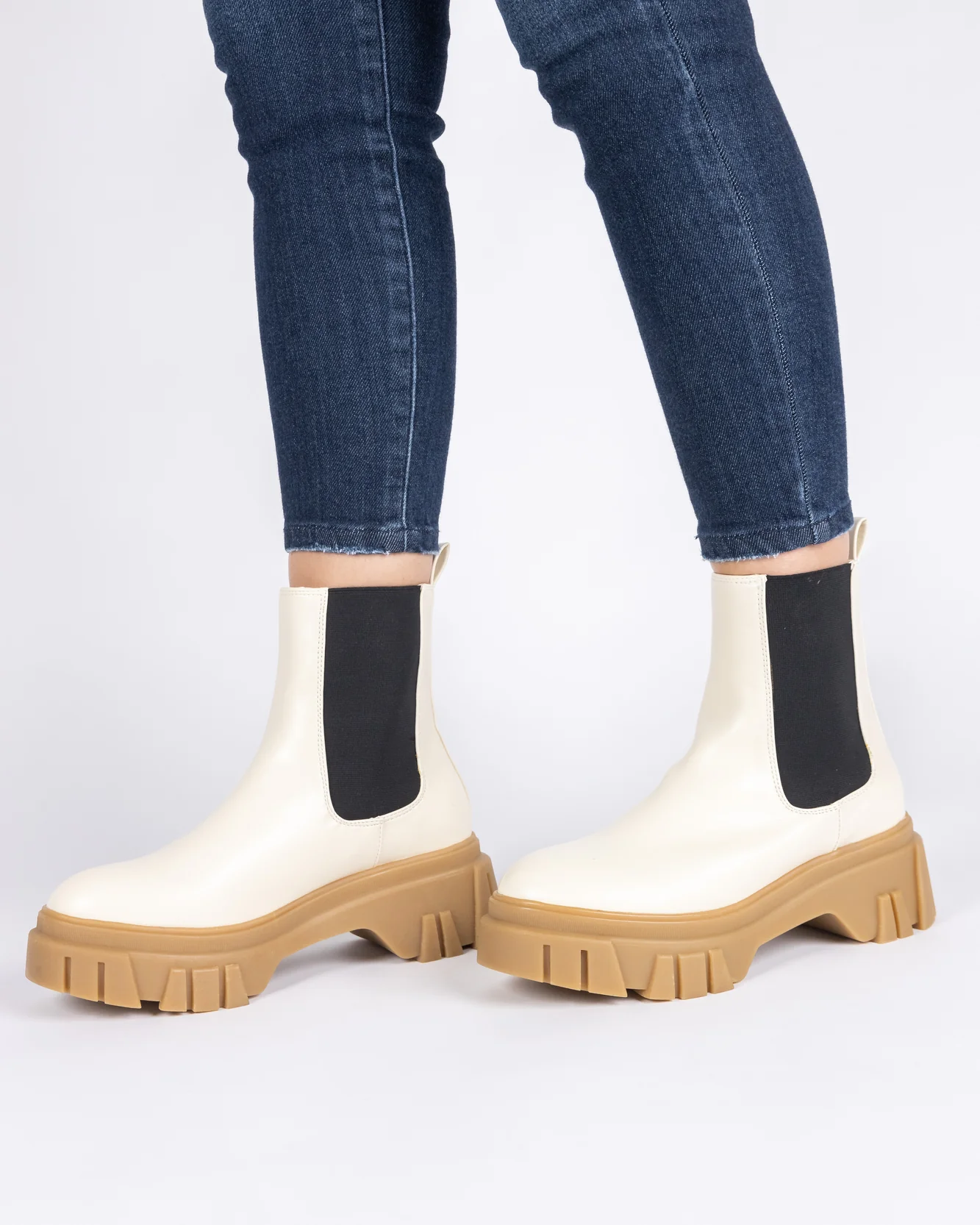 Chelsea boot de cuerina beige $35.00 Chelsea boot de cuerina beige - Imagen 1