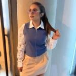 Top azul básico con cierre