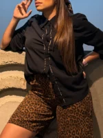 Camisa manga larga negra con detalle leopardo - Imagen 3