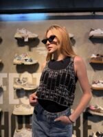 Crop top transparente y brillo negro