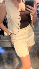 Set de chaleco y short crochet beige - Imagen 2