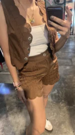 Set de chaleco y short crochet marrón - Imagen 2