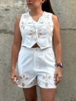 Set chaleco y short blanco con lentejuela y bordado nude - Imagen 2