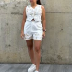 Set chaleco y short blanco con lentejuela y bordado nude