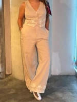 Set beige de chaleco y pantalón con bordado nude - Imagen 2