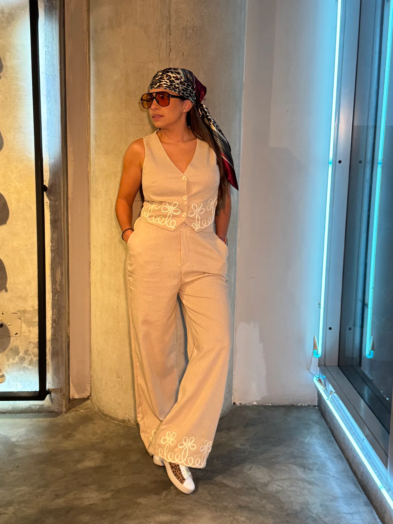 IMG_7096_1333x2000 Set beige de chaleco y pantalón con bordado nude - Imagen 1