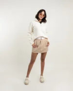 Falda beige con pinzas y pretina blanca - Imagen 2