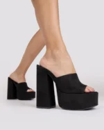 Sandalias de tacón y terciopelo negro - Imagen 2