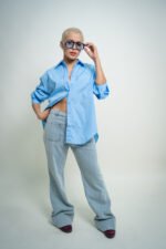 Camisa azul con apertura trasera