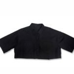 Crop top negro con bolsillos